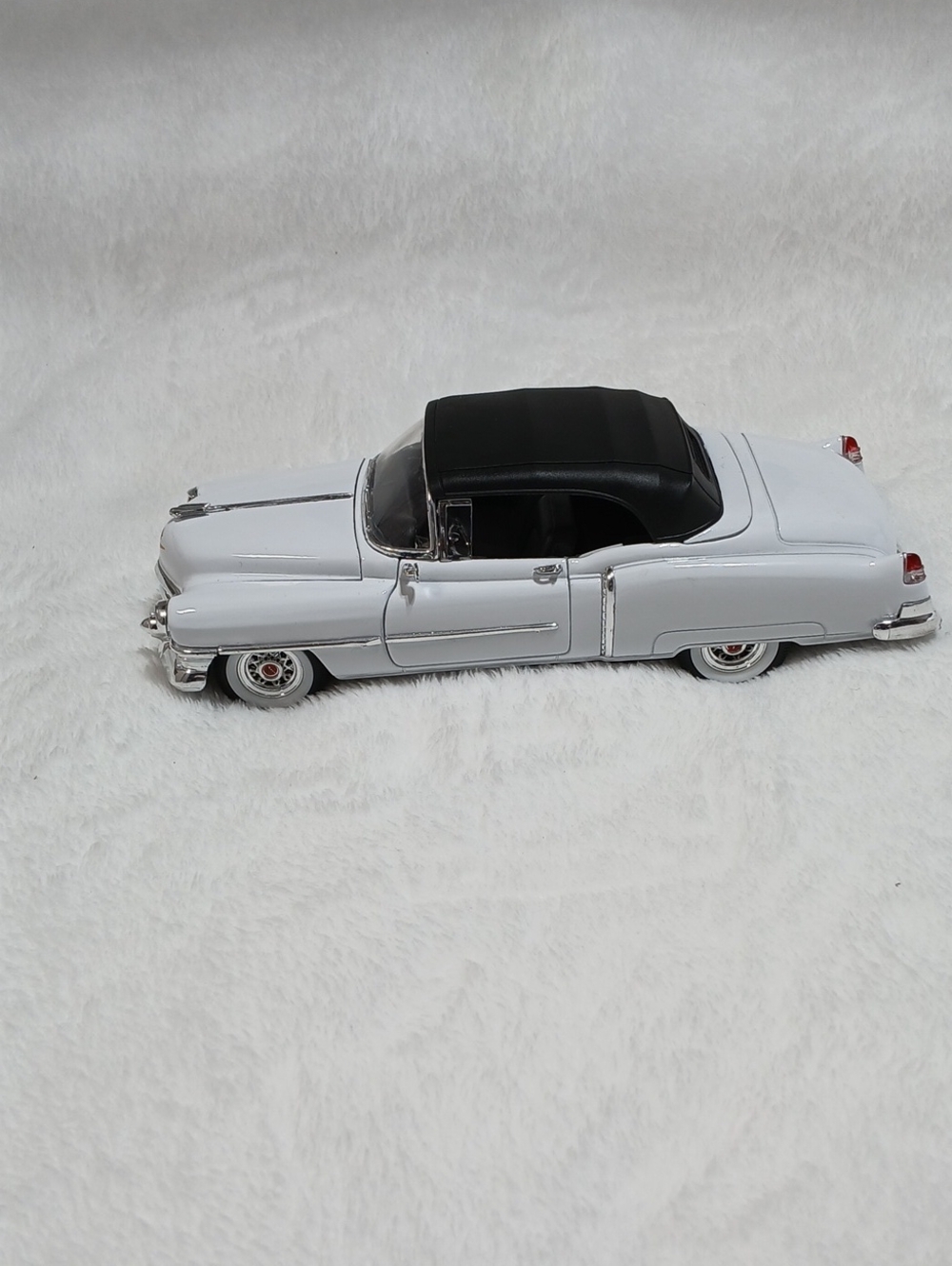Welly 1953 Cadillac Eldorado Convertible diecast model - Picture 4 of 13